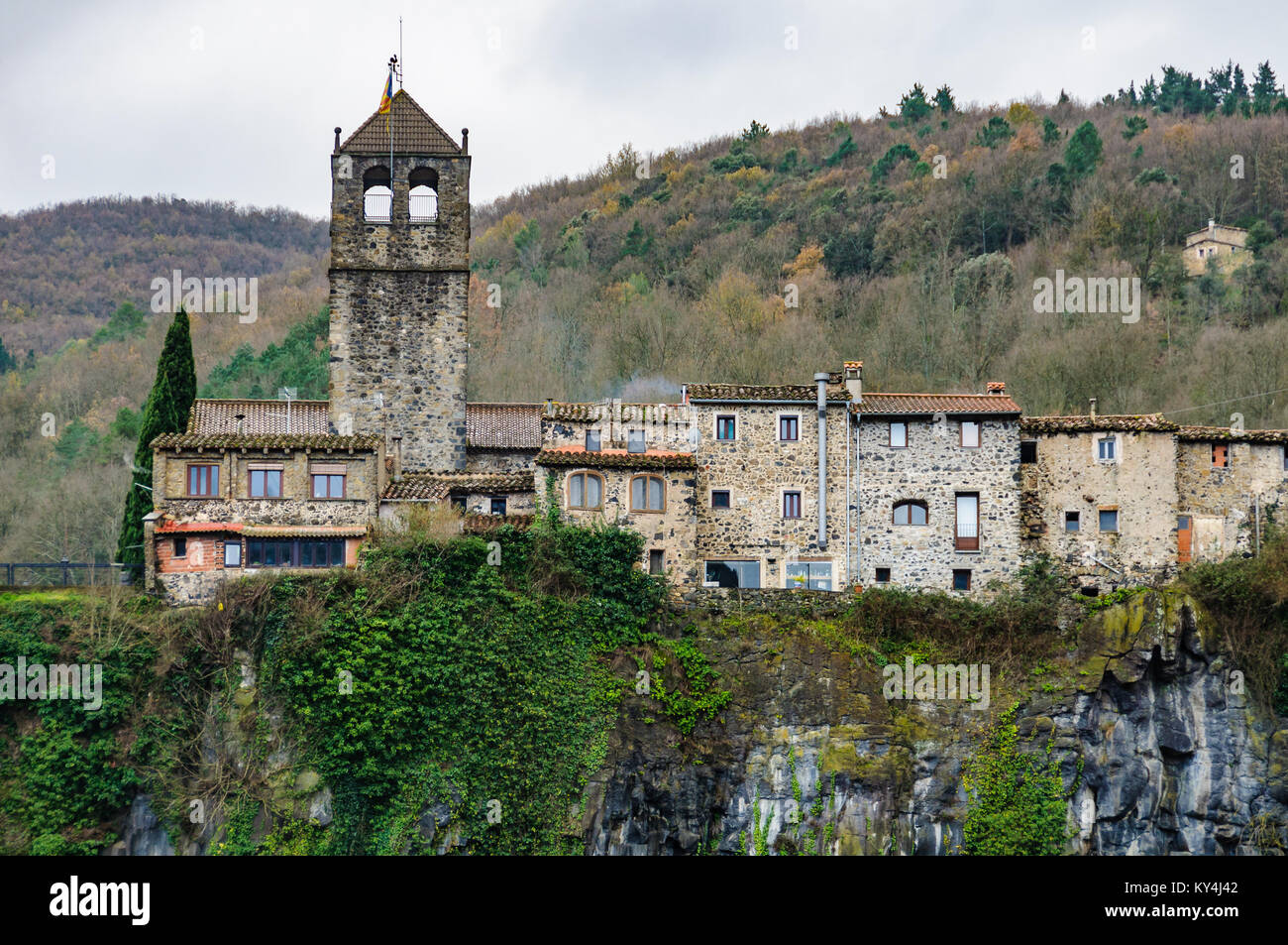 Castellfollit de la Roca, un village Catalan médiéval sur un rocher, Espagne Banque D'Images