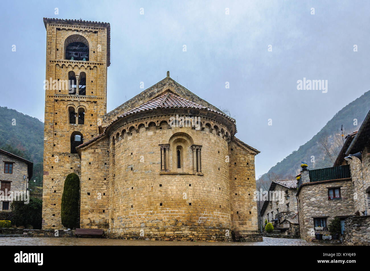 Église romane dans le village Catalan médiéval de Camprodon, Espagne Banque D'Images