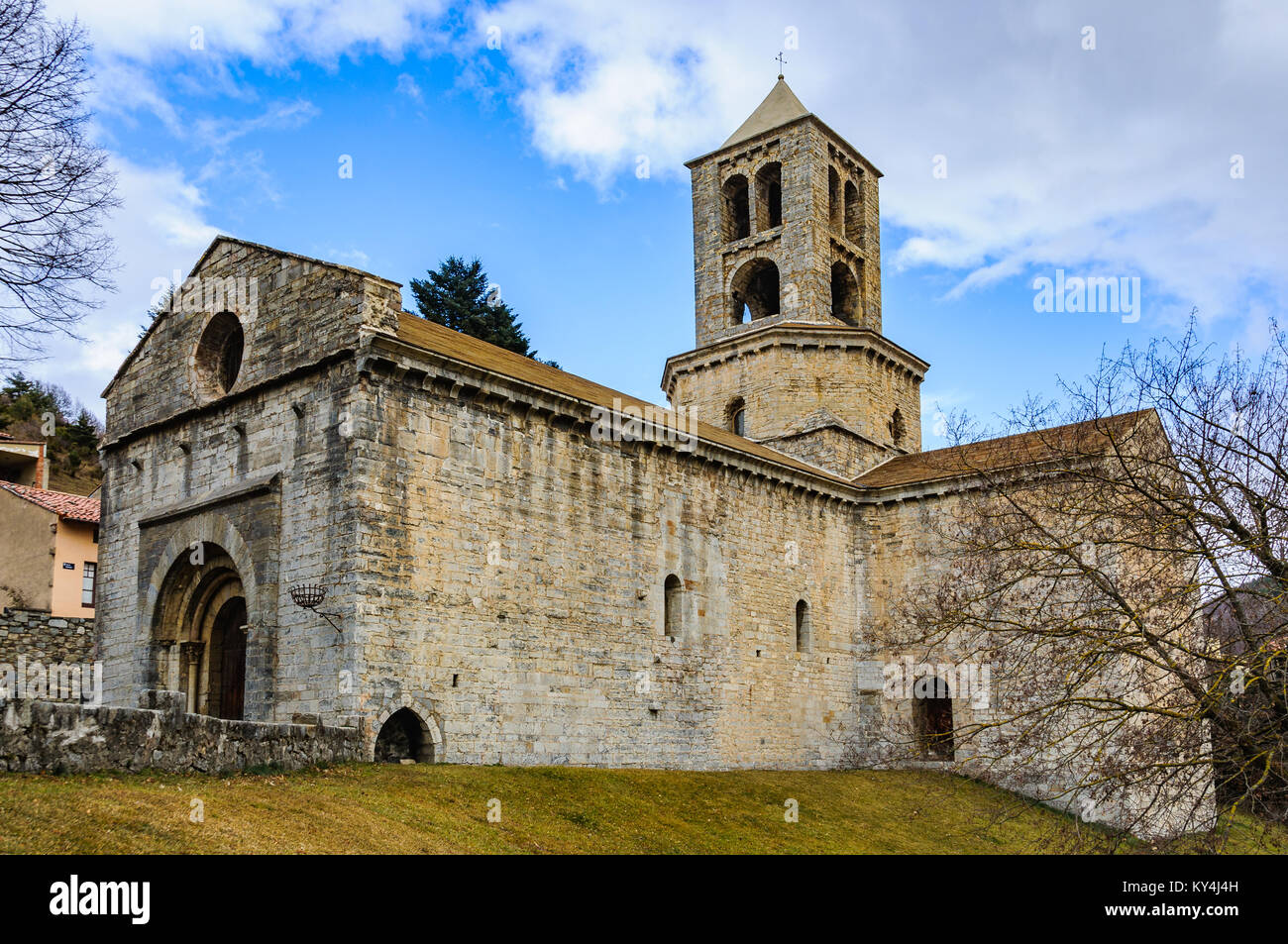 Église romane dans le village Catalan médiéval de Camprodon, Espagne Banque D'Images