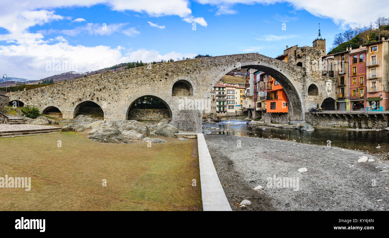 Vieux pont de pierre dans le village Catalan médiéval de Camprodon, Espagne Banque D'Images