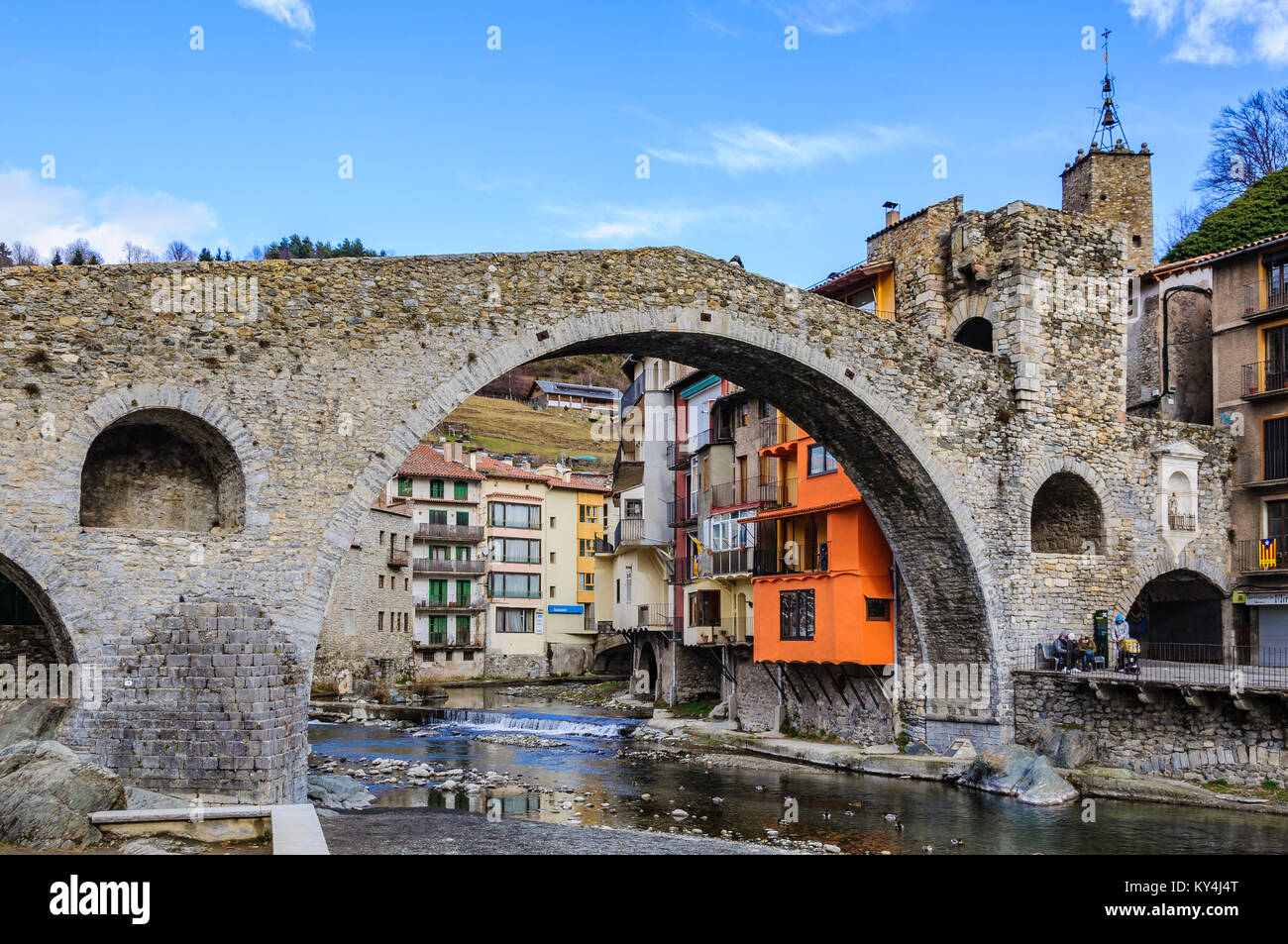 Vieux pont de pierre dans le village Catalan médiéval de Camprodon, Espagne Banque D'Images