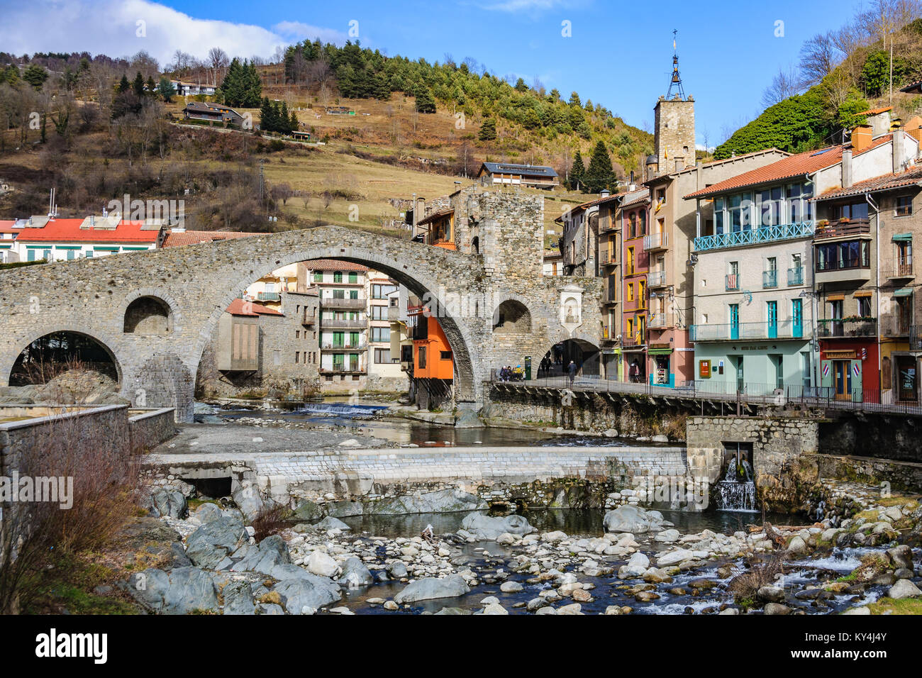 Pont de pierre et rivière dans le village Catalan médiéval de Camprodon, Espagne Banque D'Images