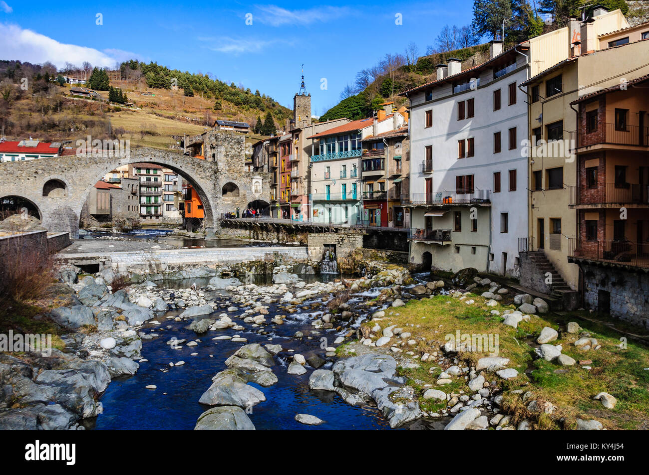 Pont de pierre et rivière dans le village Catalan médiéval de Camprodon, Espagne Banque D'Images