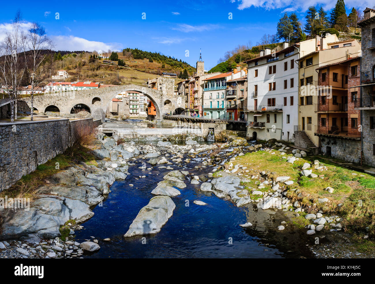 Pont de pierre et rivière dans le village Catalan médiéval de Camprodon, Espagne Banque D'Images