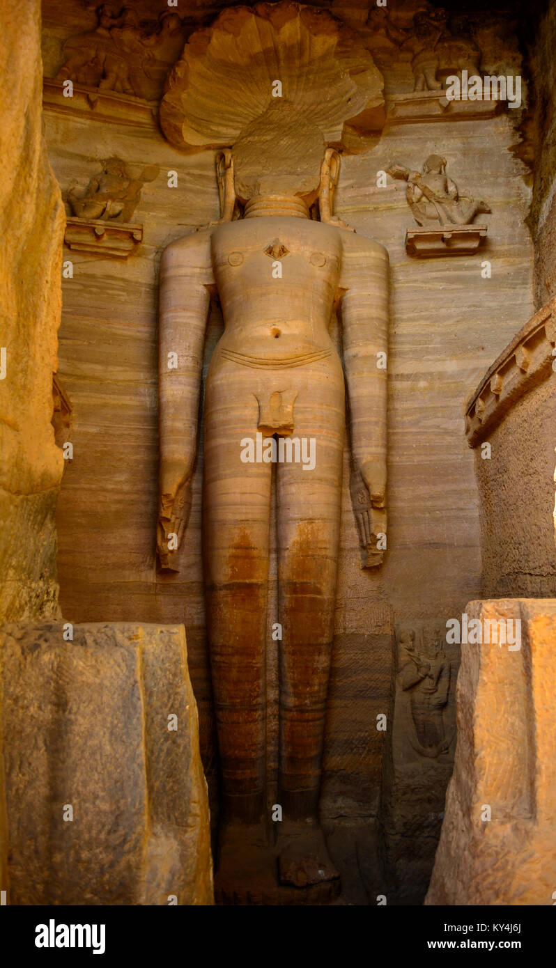 Broken antiques statues de Bouddha dans la roche de Gwalior / Inde Banque D'Images