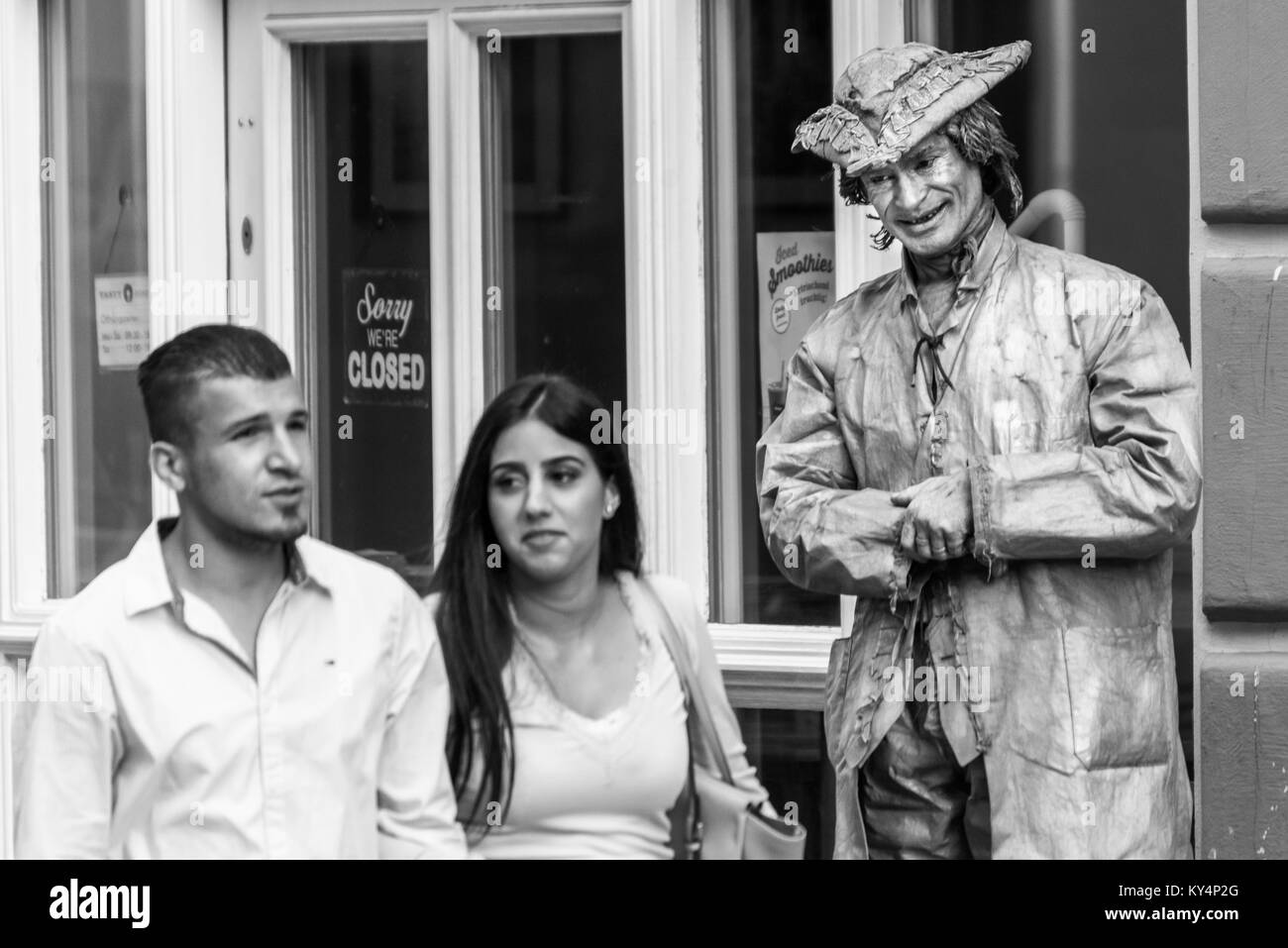Regensburg, Bavière, Allemagne, le 22 août 2017 : artiste de rue comme une statue vivante dans la zone piétonne à Regensburg, Allemagne Banque D'Images