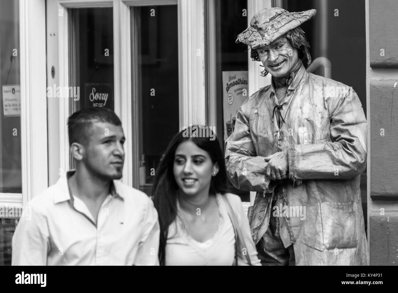 Regensburg, Bavière, Allemagne, le 22 août 2017 : artiste de rue comme une statue vivante dans la zone piétonne à Regensburg, Allemagne Banque D'Images