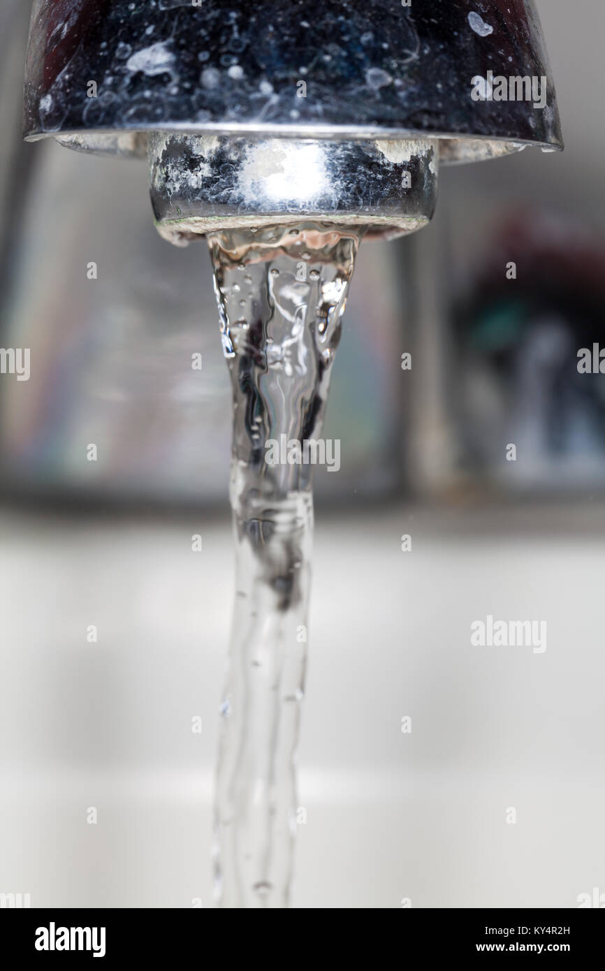 Fonctionnement de l'eau d'un robinet. Banque D'Images