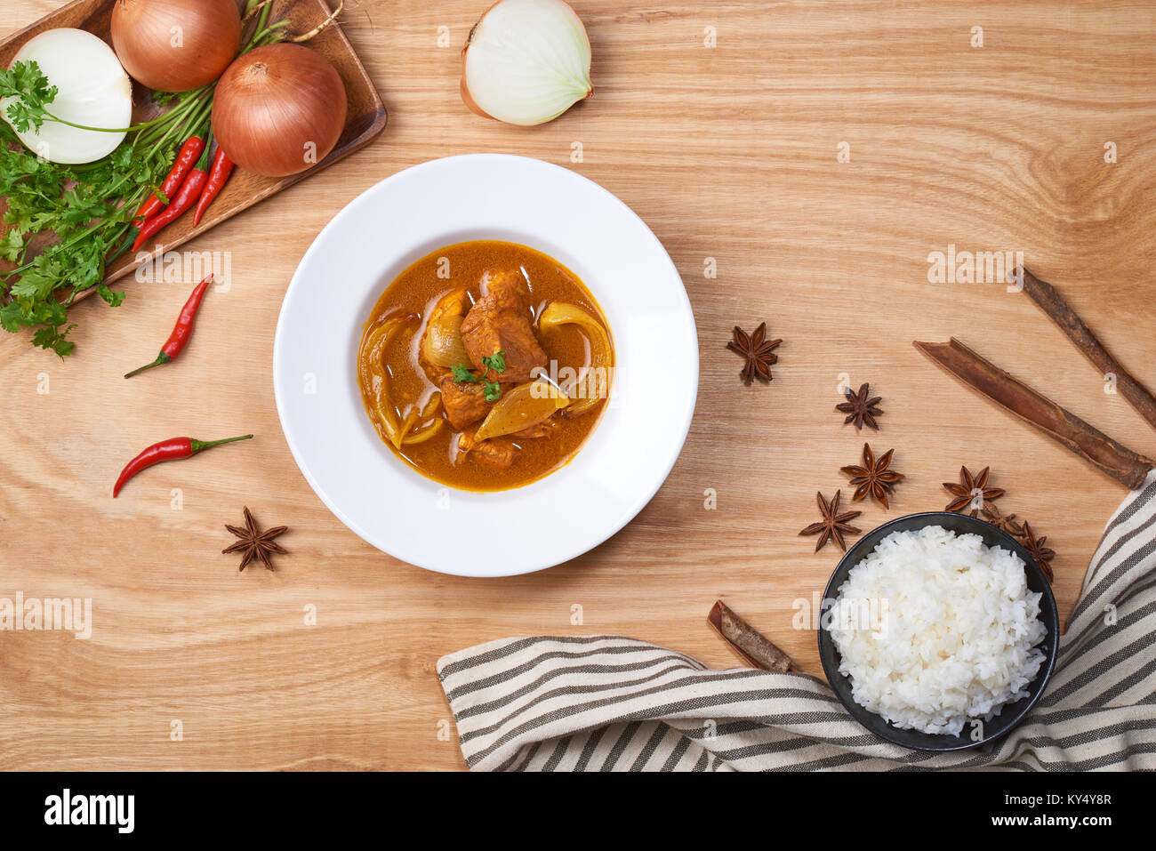 Curry de poulet avec sauce et riz Banque D'Images