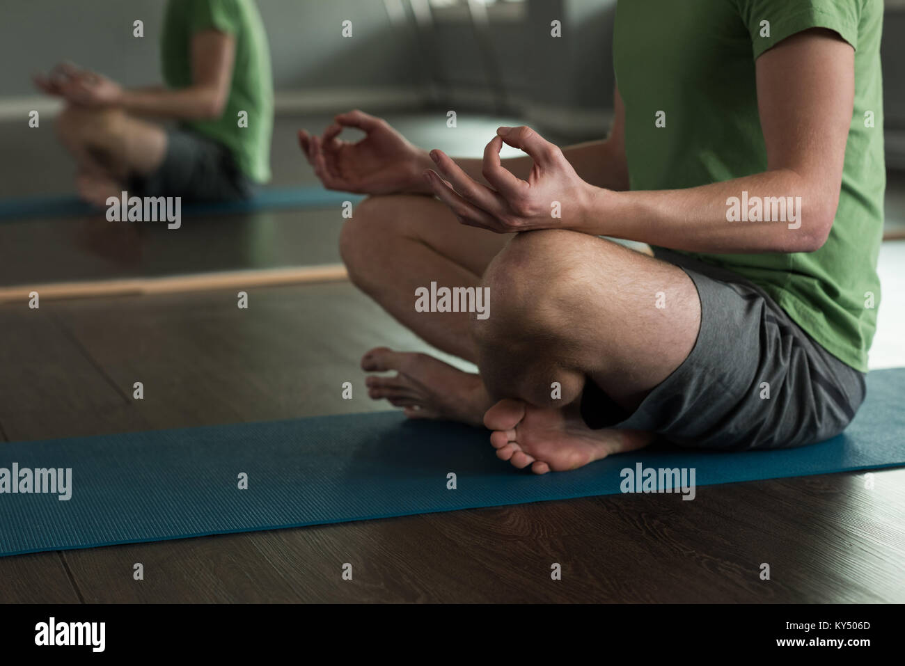 La section basse de man practicing yoga Banque D'Images