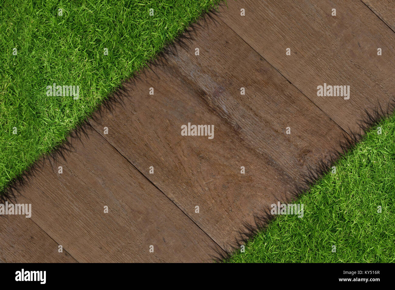 Image composite de la ligne blanche et de l'herbe en diagonale Banque D'Images