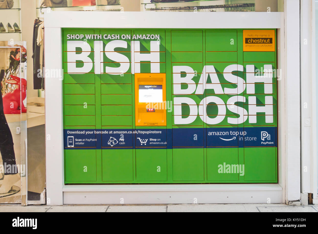 Un châtaignier Amazon casier pour livraison des marchandises commandées en ligne avec des instructions sur la façon de payer pour les marchandises avec une trésorerie et un commerce de détail Paypoint Banque D'Images