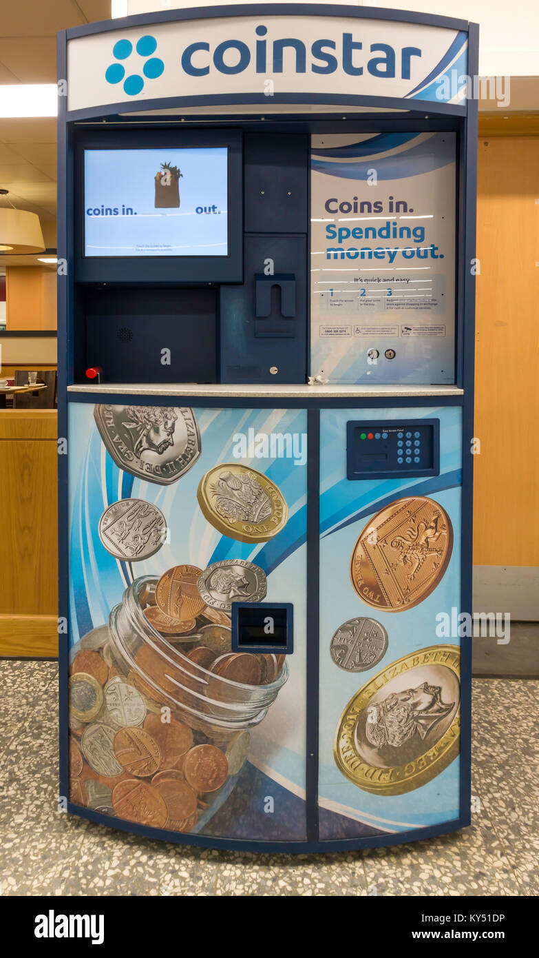 Un changement Coinstar machine dans un supermarché britannique qui reçoit les pièces en vrac et les échanges entre eux pour une pièce qui peut être utilisée pour payer des biens paiement Banque D'Images