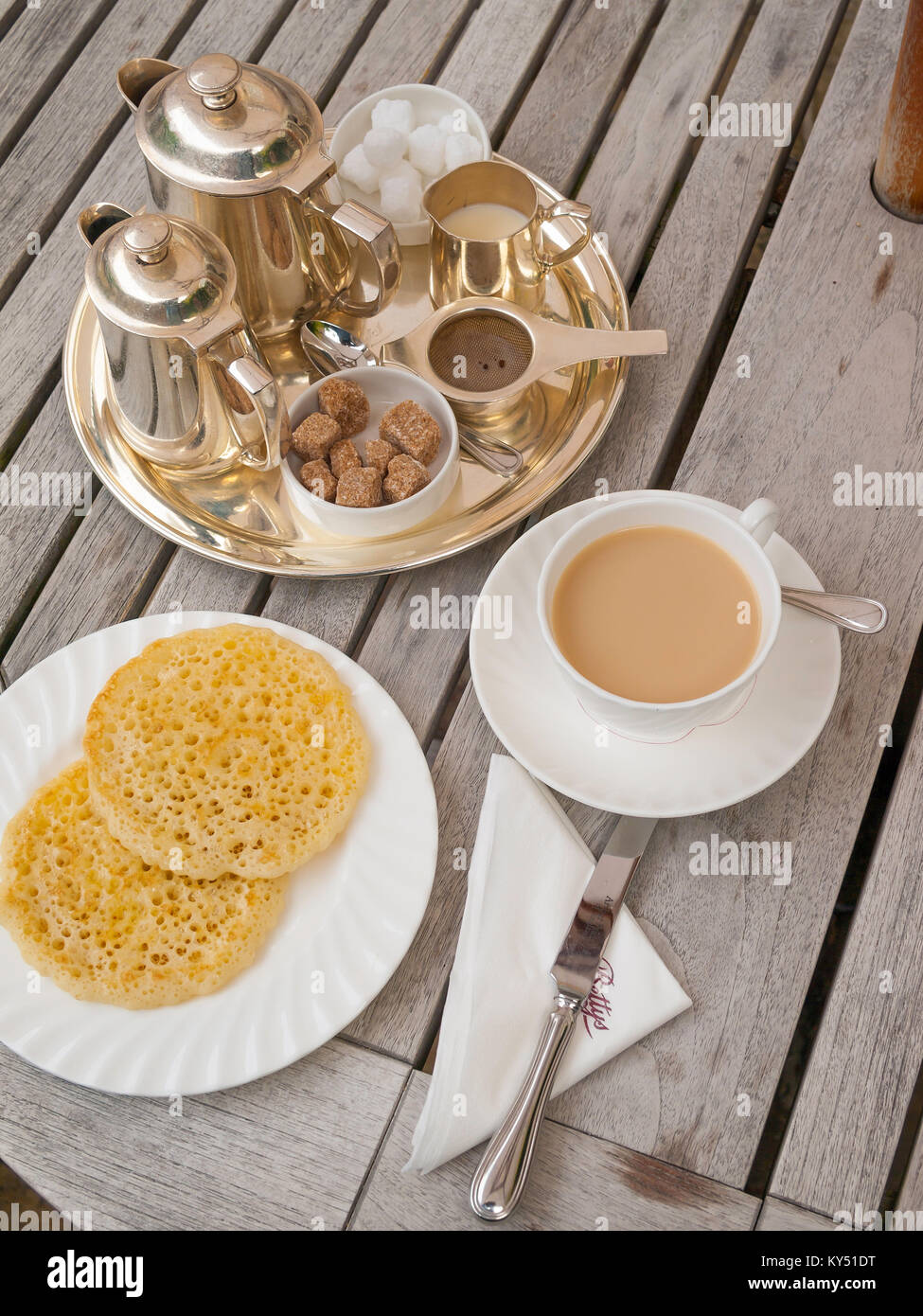 Deux Pikelets beurré une version régionale de crumpets un petit déjeuner snack ici servi avec du thé dans le Yorkshire du Nord café salon de thé Banque D'Images