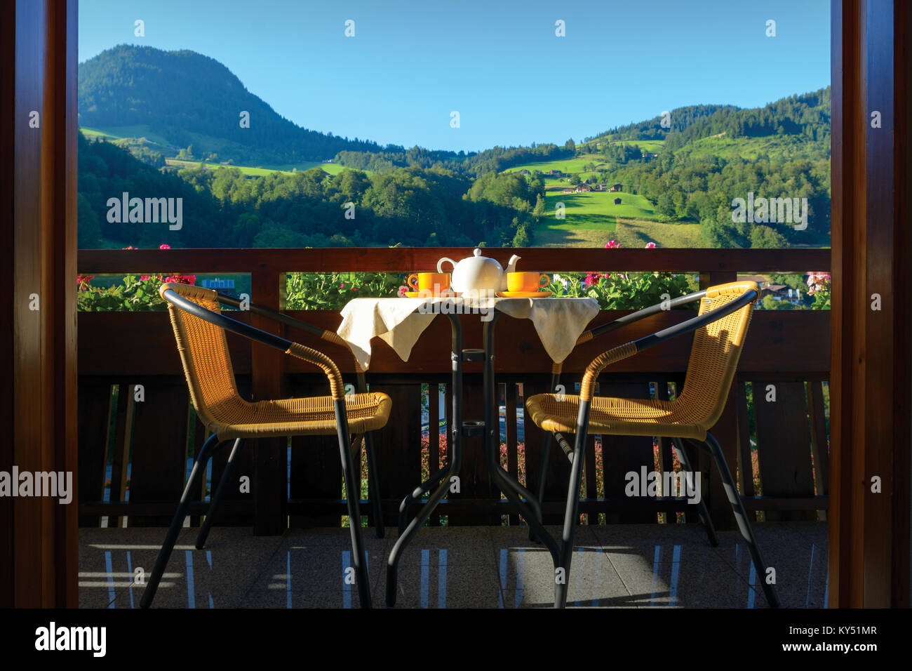 Plateau servi pour deux sur terrasse ensoleillée dans mountain resort Banque D'Images