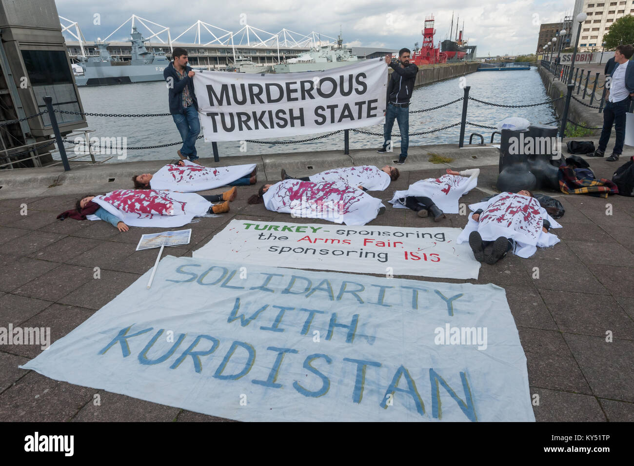 Un stade kurdes' portant des draps blancs tachés en face du DSEi foire aux armements. Ils protestent contre la vente d'armes turques et les ventes d'armes à la Turquie, qu'elle utilise dans des massacres de rhe kurdes. Banque D'Images