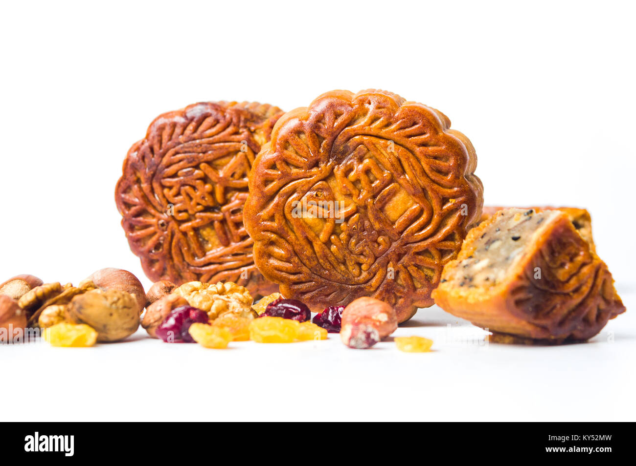 Gâteaux de lune traditionnels faits maison et de noix noisette raisin isolé sur fond blanc Banque D'Images Gâteaux de lune traditionnels faits maison et de noix noisette raisin isolé sur fond blanc Banque D'Images
