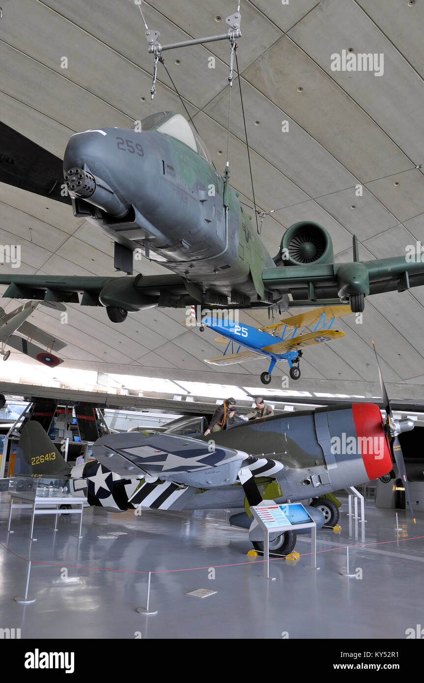 République Fairchild moderne A-10 Thunderbolt II qui pèsent sur une seconde guerre mondiale Republic P-47 Thunderbolt montrant le lignage de l'attaque au sol a/c Banque D'Images