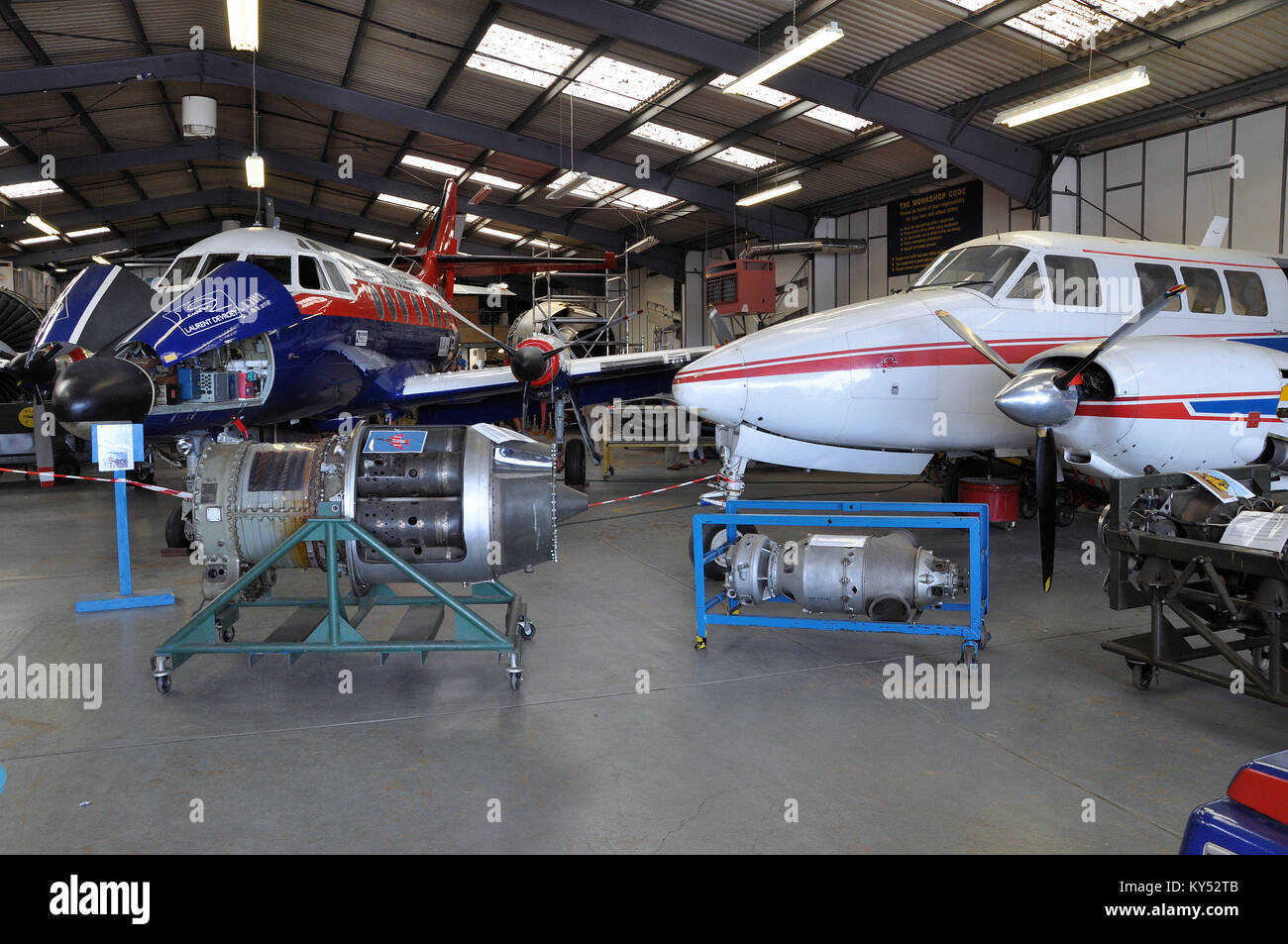 Formation à l'éducation Collège, Northbrook à Shoreham-by-Sea dans le West Sussex. L'aéroport de la ville de Brighton. G-AWKX - Beechcraft A65-8200 Air Queen Banque D'Images