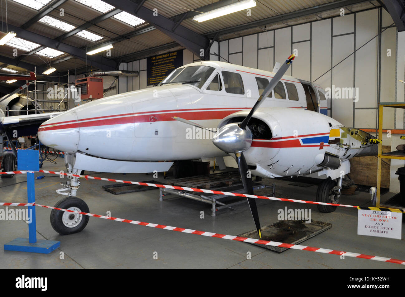 Formation à l'éducation Collège, Northbrook à Shoreham-by-Sea dans le West Sussex. L'aéroport de la ville de Brighton. G-AWKX - Beechcraft A65-8200 Air Queen Banque D'Images