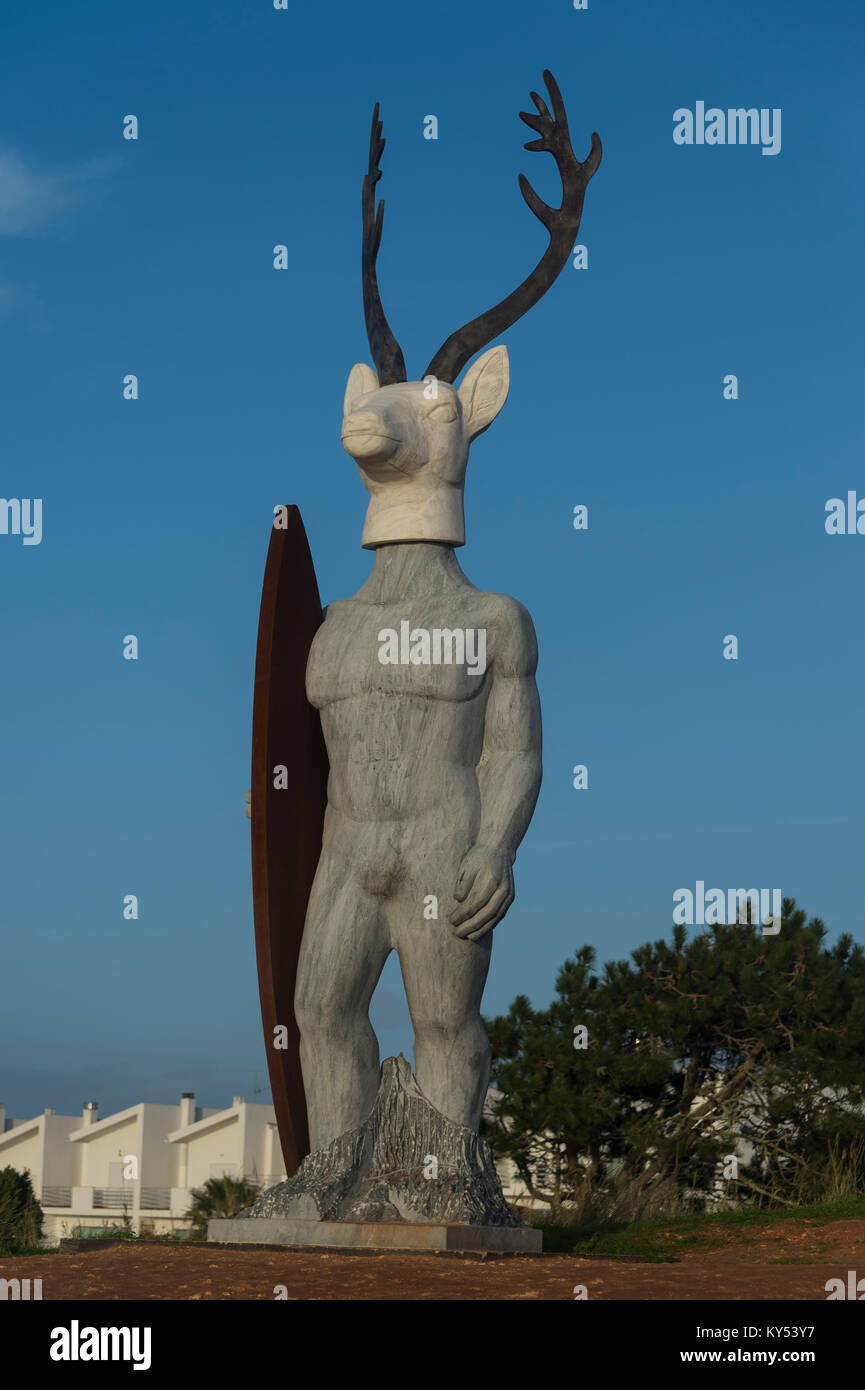 'Veado' surfer avec une tête de cerf à Praia do Norte statue en Nazaré, par le sculpteur Alberto Adália, Nazaré, Portugal Banque D'Images