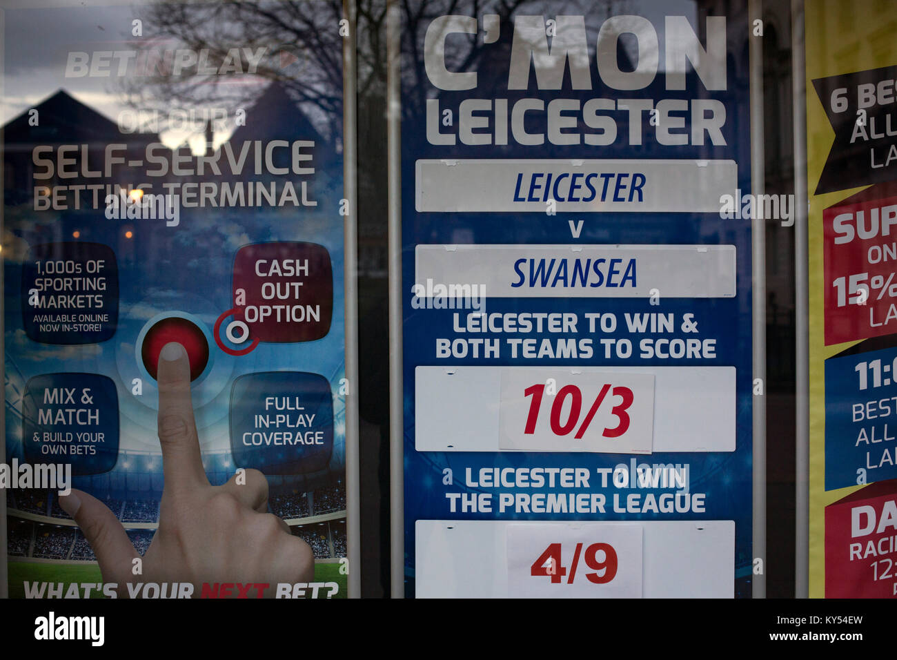 Une fenêtre s'affiche dans un bureau de paris dans la ville de Leicester au Midlands montre les probabilités sur le jour suivant, match de football entre Leicester City et Swansea. Le club de football local étaient sur le point d'être surprise gagnants de la Premier League anglaise dans la saison 2015-2016. Banque D'Images