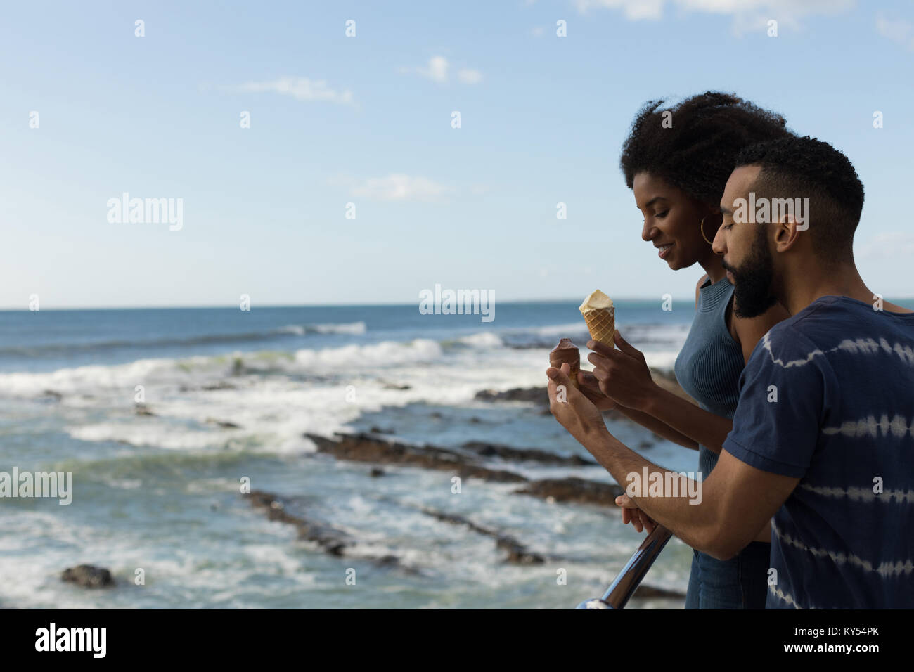 Couple having ice cream près de seaside Banque D'Images