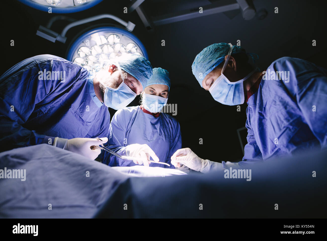 Groupe des chirurgiens de la chirurgie à l'hôpital faire d'opération. L'équipe médicale faisant opération critique. Banque D'Images