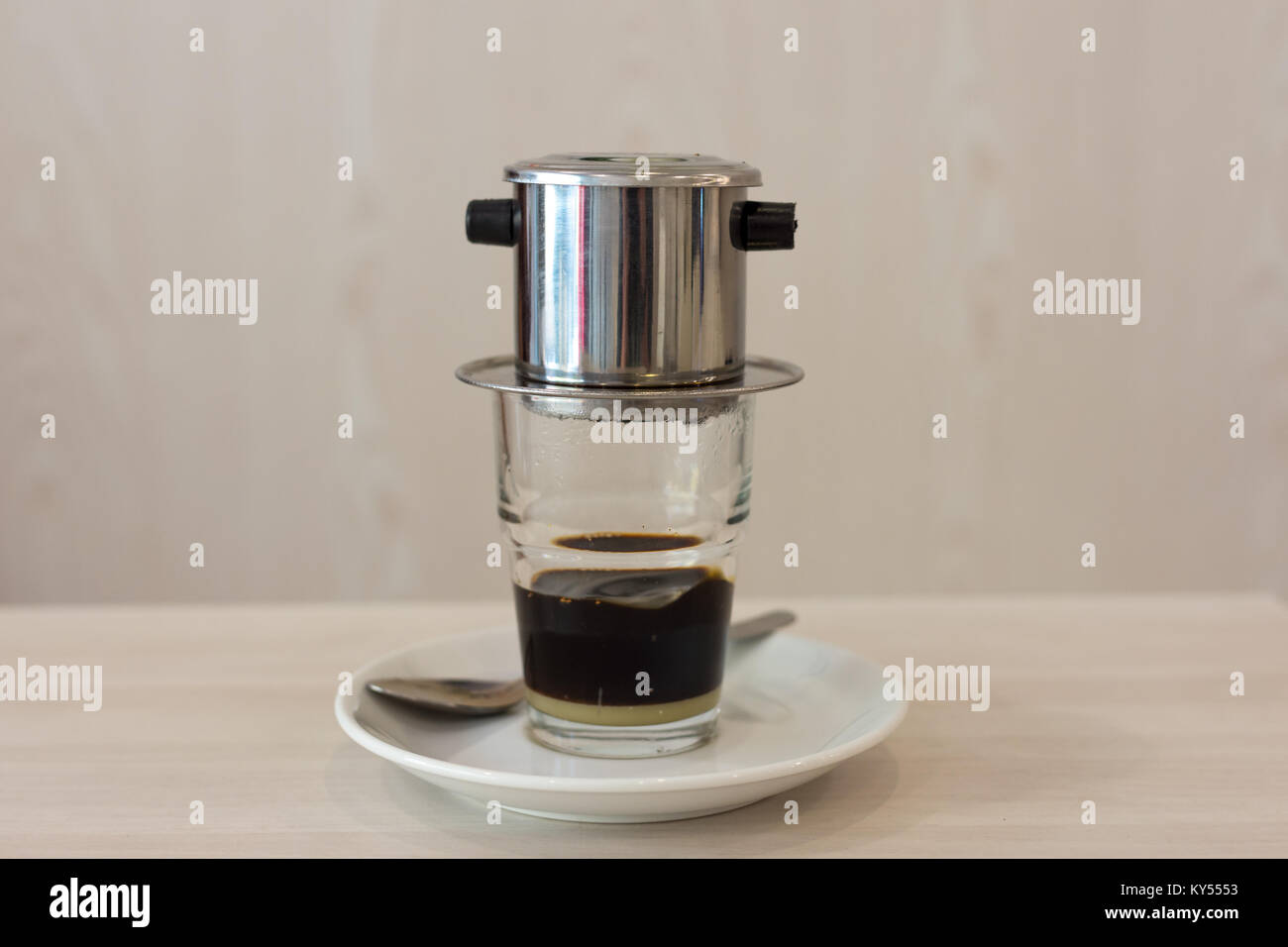 Style traditionnel café vietnamien des gouttes dans un verre d'ci-dessous avec un fond et la profondeur de champ. Banque D'Images