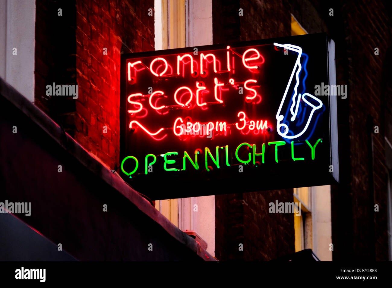 En néon au-dessus de la célèbre Ronnie Scott's Jazz Club, Frith Street, Soho, London, UK. Banque D'Images