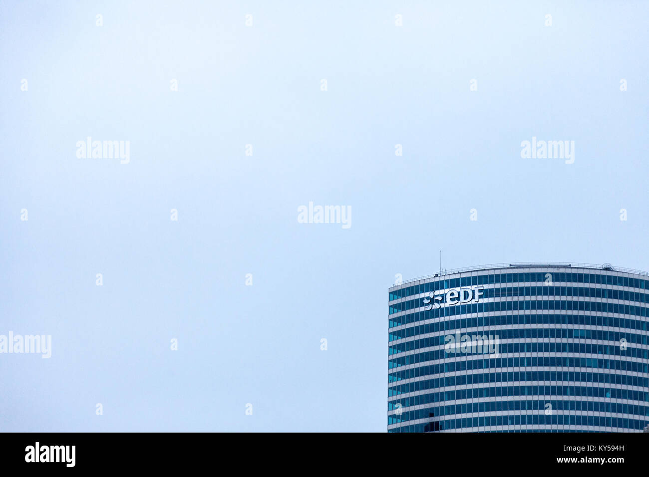 PARIS, FRANCE - 20 décembre 2017 : EDF logo sur leur bureau principal à la Defense district. Electricite de France (EDF) est la principale électrique français utili Banque D'Images