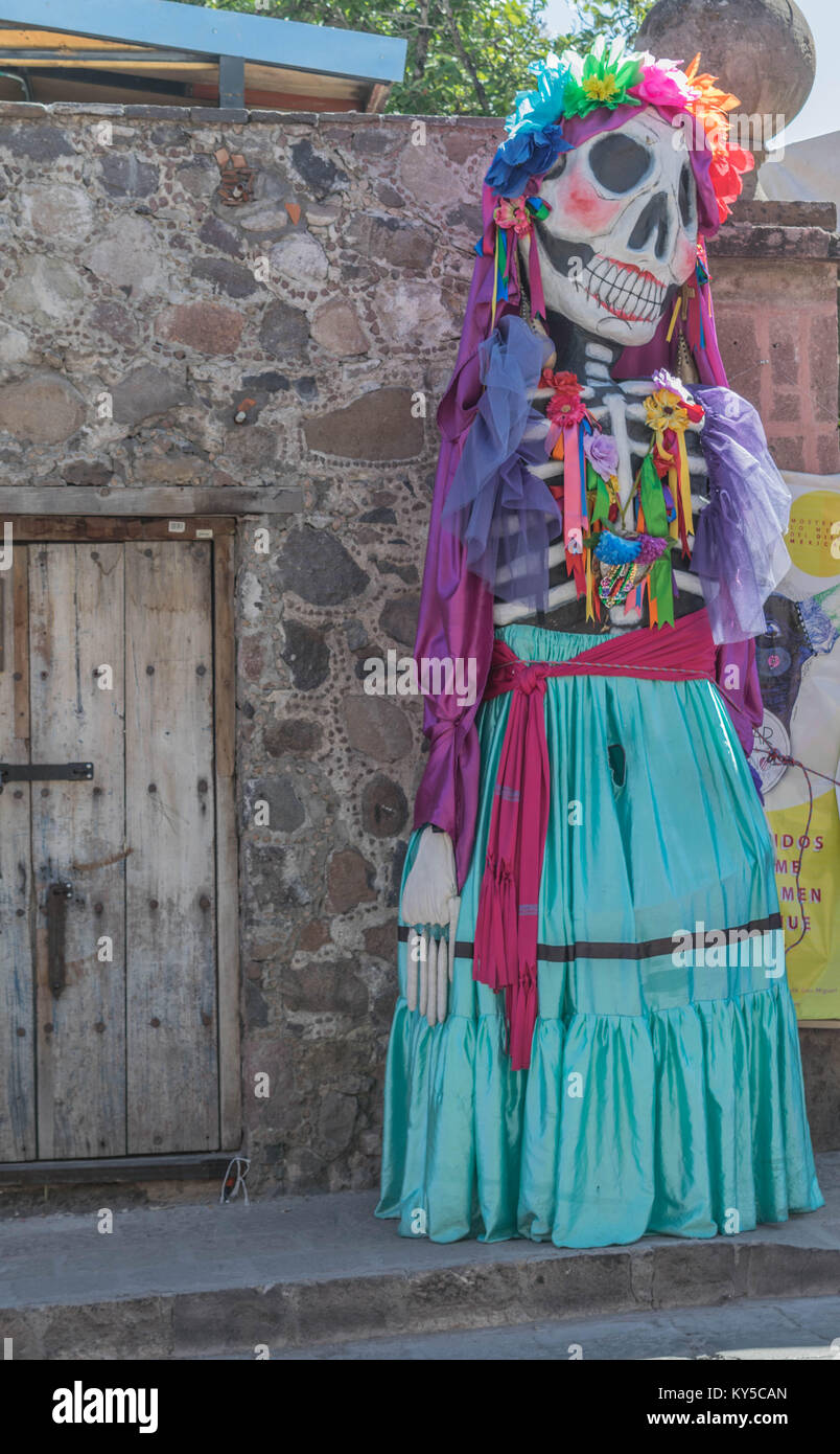 Marionnettes géantes, festif, pour le Jour des morts, à l'extérieur du marché artisanal, à l'extérieur de l'Instituto Allende, à San Miguel de Allende, Mexique Banque D'Images