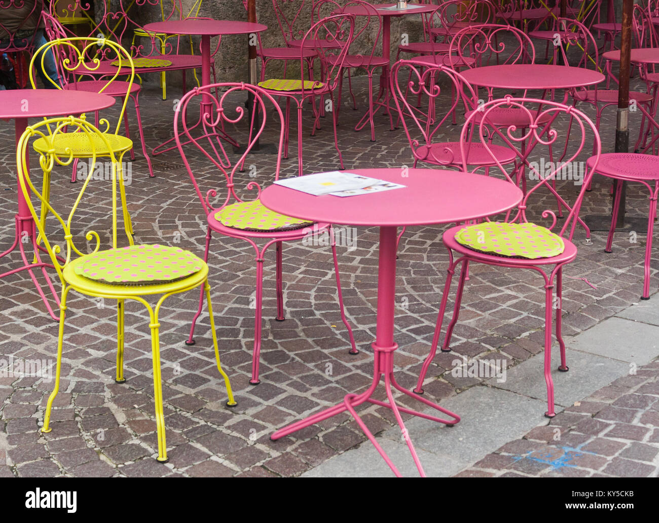 Patio extérieur tables et chaises à la terrasse d'un café à Innsbruck, Autriche Banque D'Images