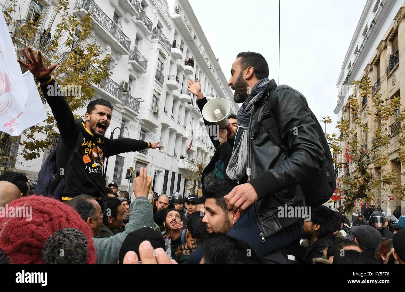 Tunis, Tunisie. 12Th Jan, 2018. Les gens prennent part à une manifestation à Tunis, capitale de la Tunisie, le 12 janvier, 2018. Un total de 778 personnes ont été arrêtées en Tunisie après trois nuits d'affrontements entre les manifestants et les forces de sécurité sur les hausses de prix, a déclaré que le ministère de l'intérieur vendredi. Credit : Adele Ezzine/Xinhua/Alamy Live News Banque D'Images