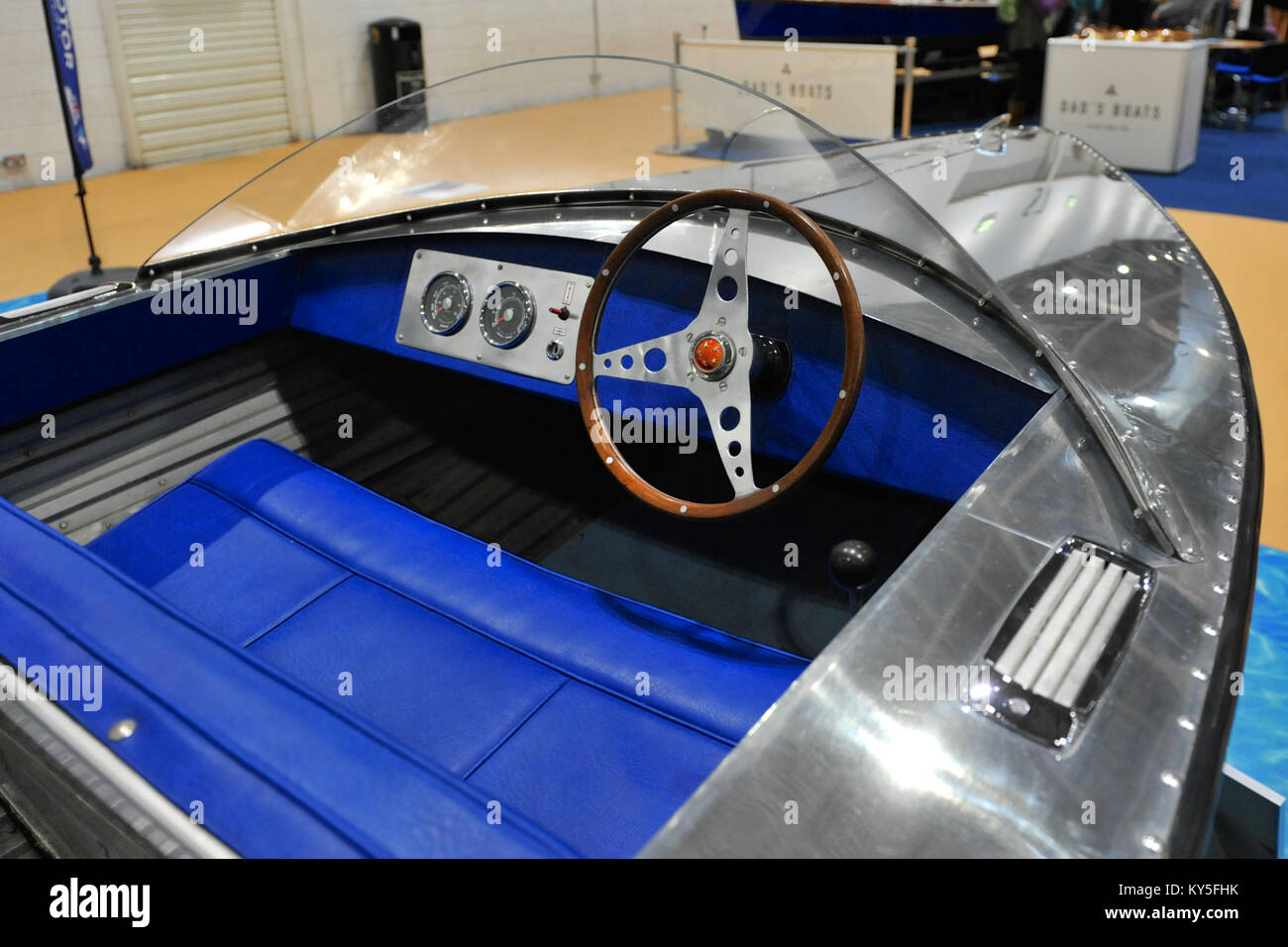 Londres, Royaume-Uni. 12 janvier, 2018. Le poste de pilotage d'une nymphe Delta 1965 vintage sports voile exposée au London Boat Show au centre d'exposition ExCeL. Plus de 230 bateaux et navires de 347 exposants, allant des yachts à moteur de luxe extravagant de petits bateaux, canots et des acheteurs accueillis et les amateurs présents à la 64e London Boat Show qui aura lieu à l'ExCeL Exhibition Centre, London United Kingdom. Crédit : Michael Preston/Alamy Live News Banque D'Images
