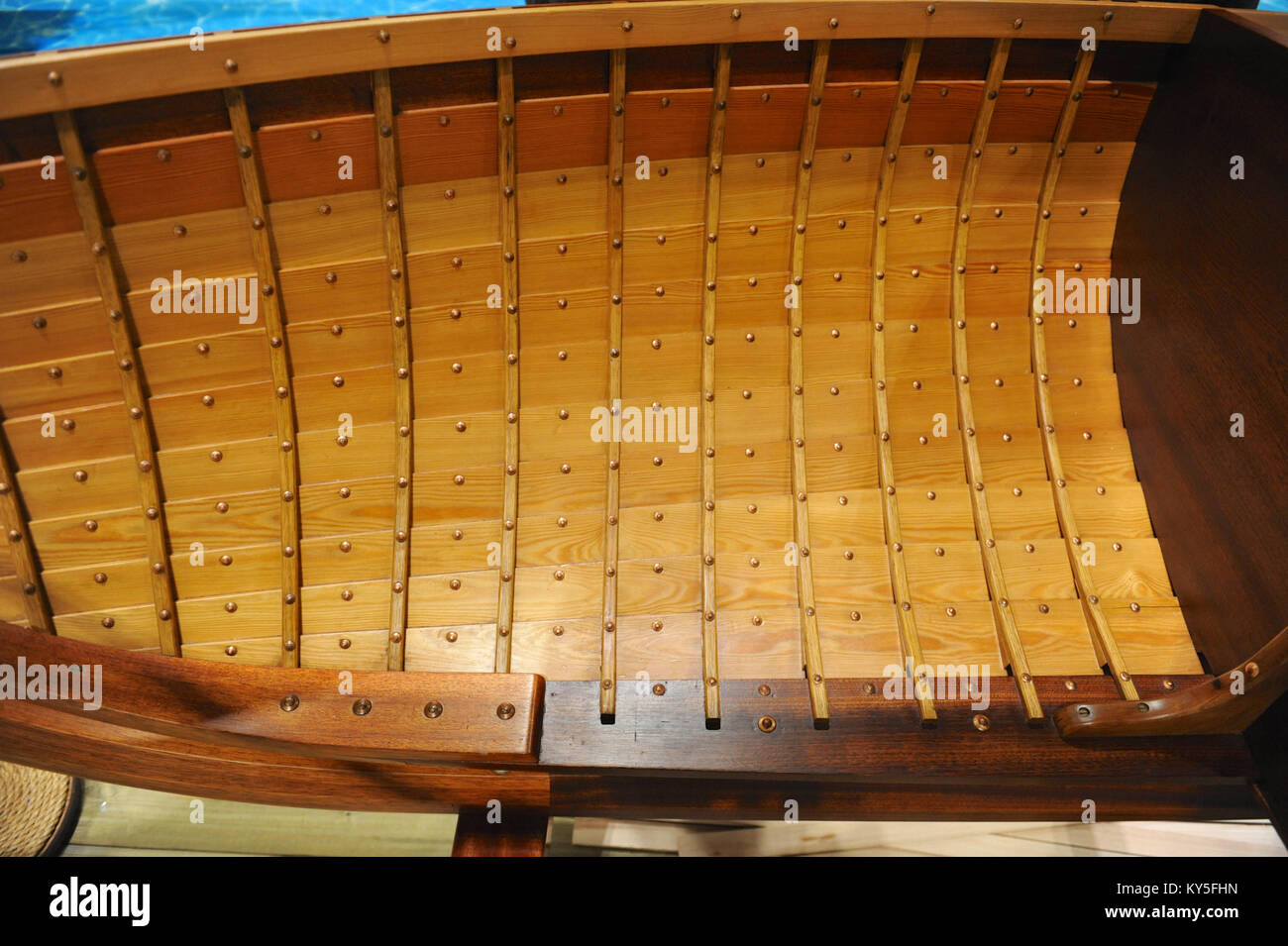 Londres, Royaume-Uni. 12 janvier, 2018. Un bateau d'affichage montrant la structure d'un clinker construction coque en exposition sur la troisième journée du London Boat Show au centre d'exposition ExCeL. Plus de 230 bateaux et navires de 347 exposants, allant des yachts à moteur de luxe extravagant de petits bateaux, canots et des acheteurs accueillis et les amateurs présents à la 64e London Boat Show qui aura lieu à l'ExCeL Exhibition Centre, London United Kingdom. Crédit : Michael Preston/Alamy Live News Banque D'Images
