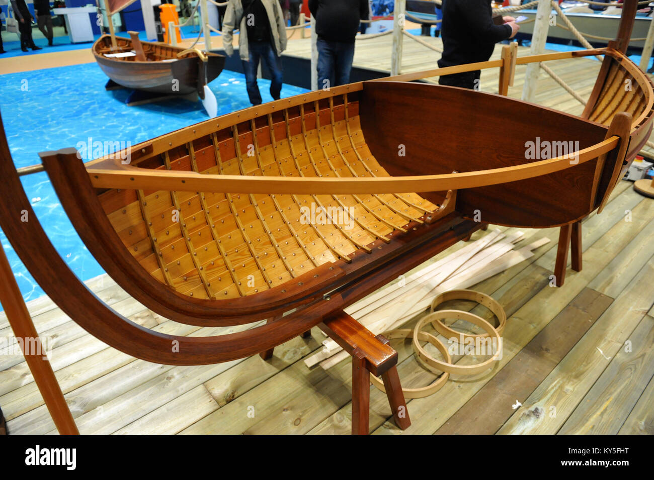 Londres, Royaume-Uni. 12 janvier, 2018. Un bateau d'affichage montrant la structure d'un clinker construction coque en exposition sur la troisième journée du London Boat Show au centre d'exposition ExCeL. Plus de 230 bateaux et navires de 347 exposants, allant des yachts à moteur de luxe extravagant de petits bateaux, canots et des acheteurs accueillis et les amateurs présents à la 64e London Boat Show qui aura lieu à l'ExCeL Exhibition Centre, London United Kingdom. Crédit : Michael Preston/Alamy Live News Banque D'Images