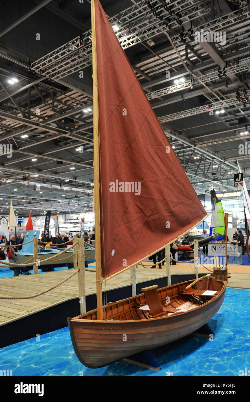Londres, Royaume-Uni. 12 janvier, 2018. Traditionnellement construit un bateau à coque à clins canot sur l'affichage du jour 3 du London Boat Show au centre d'exposition ExCeL. Plus de 230 bateaux et navires de 347 exposants, allant des yachts à moteur de luxe extravagant de petits bateaux, canots et des acheteurs accueillis et les amateurs présents à la 64e London Boat Show qui aura lieu à l'ExCeL Exhibition Centre, London United Kingdom. Crédit : Michael Preston/Alamy Live News Banque D'Images