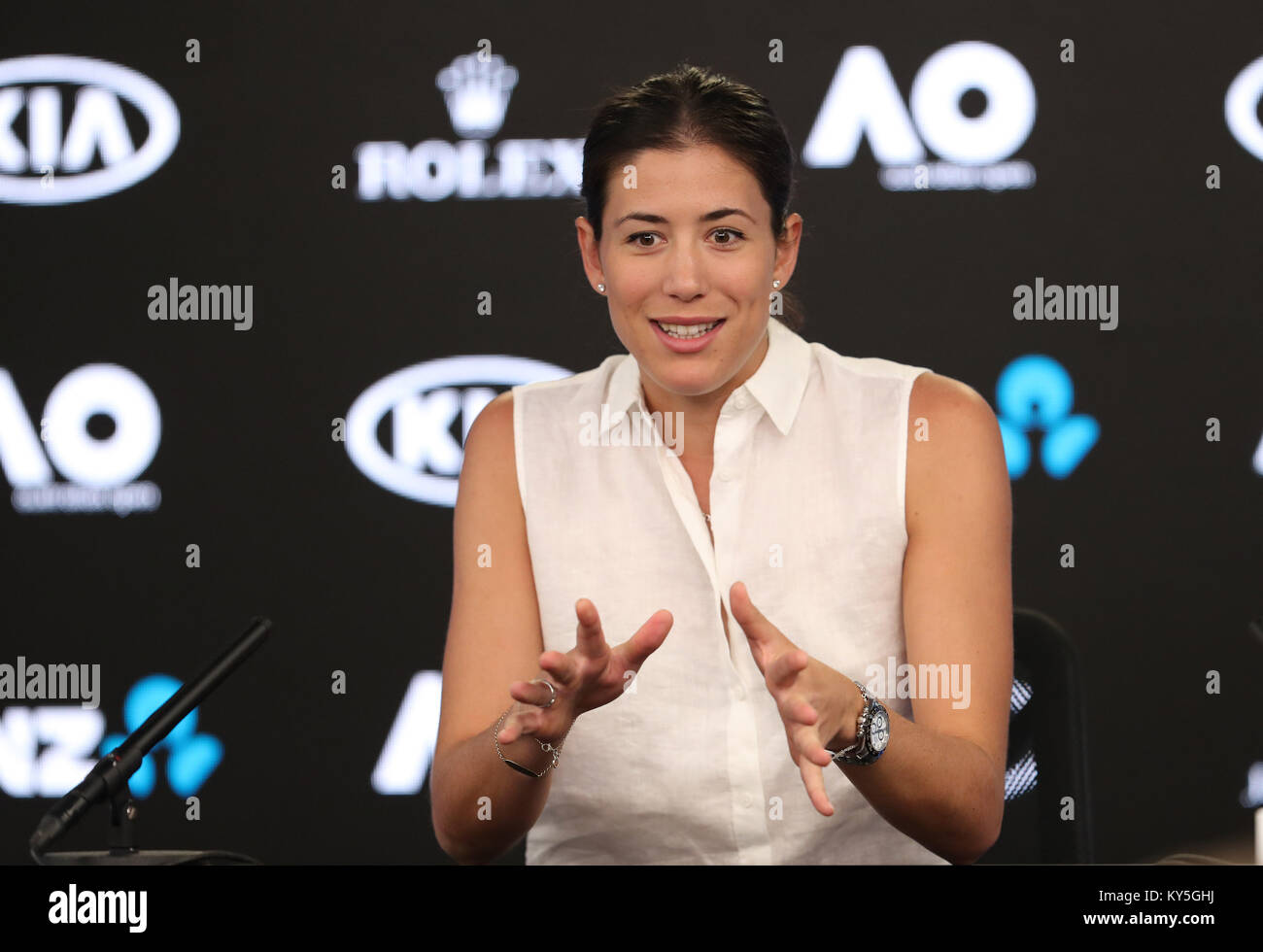 (180113) -- Melbourne, 13 janvier 2018(Xinhua) -- Garbine Muguruza d'Espagne répond à des questions au cours d'une conférence de presse avant l'Australian Open tennis championships à Melbourne, Australie, le 13 janvier 2018. (Xinhua/Bai Xuefei) Banque D'Images