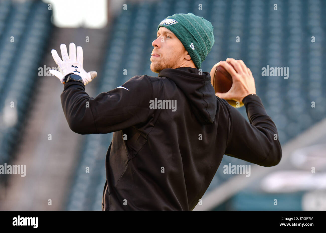 Philadelphie, Pennsylvanie, USA. 13 Jan, 2018. Nick Foles (9) de la Philadelphia Eagles se réchauffe avant le match de division NFC contre l'Atlanta Falcons au Lincoln Financial Field à Philadelphie, Pennsylvanie. Gregory Vasil/Cal Sport Media/Alamy Live News Banque D'Images