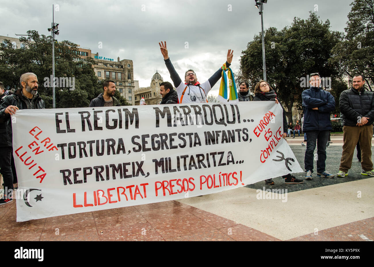 Barcelone, Catalogne, Espagne. 13 Jan, 2018. Le leader des manifestants mars transporte une grande bannière. Troisième mars à Barcelone par la résistance, de la liberté et de la justice du peuple du Rif. Frappant contre le Gouvernement du Maroc a commencé à la fin de l'année dernière 2017. En ce moment il y a plus de 300 prisonniers politiques détenus pour exiger la justice et le développement économique de la région, dans le Nord du Maroc. Credit : Paco Freire/SOPA/ZUMA/Alamy Fil Live News Banque D'Images