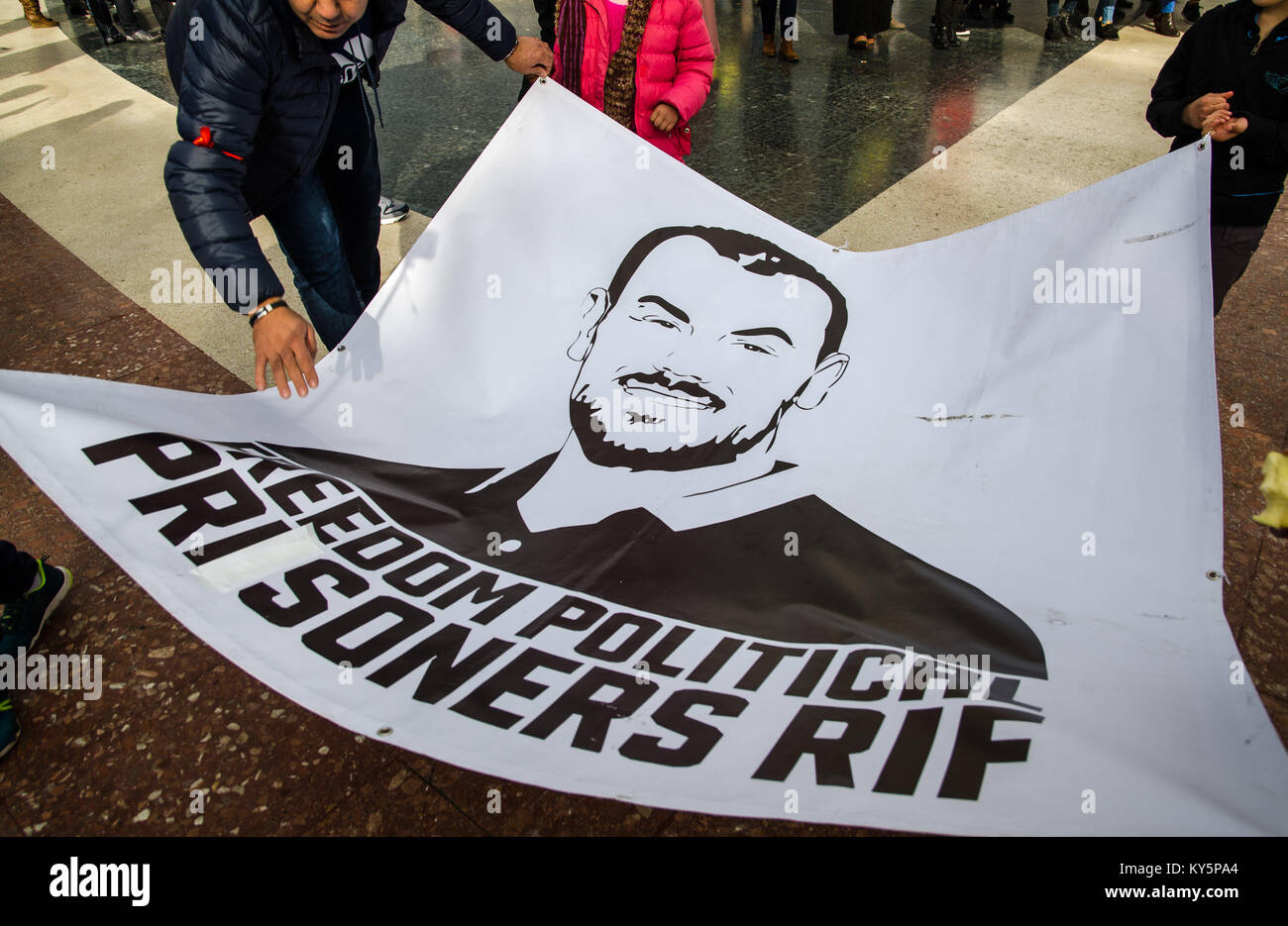 Barcelone, Catalogne, Espagne. 13 Jan, 2018. Grande affiche en référence des prisonniers politiques de la FRR. Troisième mars à Barcelone par la résistance, de la liberté et de la justice du peuple du Rif. Frappant contre le Gouvernement du Maroc a commencé à la fin de l'année dernière 2017. En ce moment il y a plus de 300 prisonniers politiques détenus pour exiger la justice et le développement économique de la région, dans le Nord du Maroc. Credit : Paco Freire/SOPA/ZUMA/Alamy Fil Live News Banque D'Images