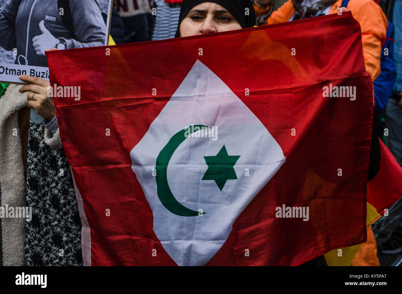 Barcelone, Catalogne, Espagne. 13 Jan, 2018. Une démonstratrice vu montrant le drapeau du Rif. Troisième mars à Barcelone par la résistance, de la liberté et de la justice du peuple du Rif. Frappant contre le Gouvernement du Maroc a commencé à la fin de l'année dernière 2017. En ce moment il y a plus de 300 prisonniers politiques détenus pour exiger la justice et le développement économique de la région, dans le Nord du Maroc. Credit : Paco Freire/SOPA/ZUMA/Alamy Fil Live News Banque D'Images