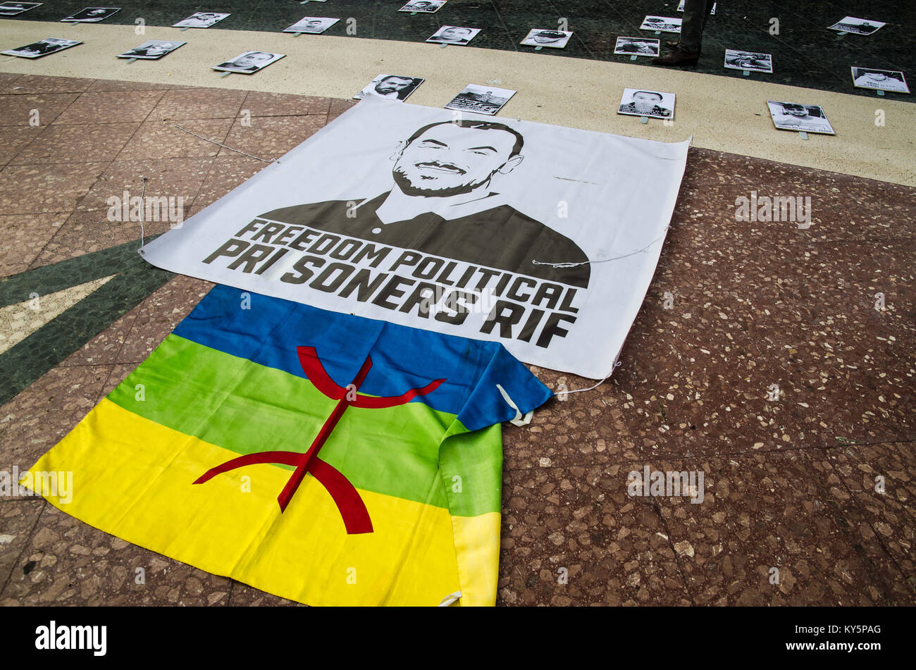 Barcelone, Catalogne, Espagne. 13 Jan, 2018. Le drapeau de la population amazigh à côté d'une bannière à la mémoire des prisonniers politiques de la FRR. Troisième mars à Barcelone par la résistance, de la liberté et de la justice du peuple du Rif. Frappant contre le Gouvernement du Maroc a commencé à la fin de l'année dernière 2017. En ce moment il y a plus de 300 prisonniers politiques détenus pour exiger la justice et le développement économique de la région, dans le Nord du Maroc. Credit : Paco Freire/SOPA/ZUMA/Alamy Fil Live News Banque D'Images