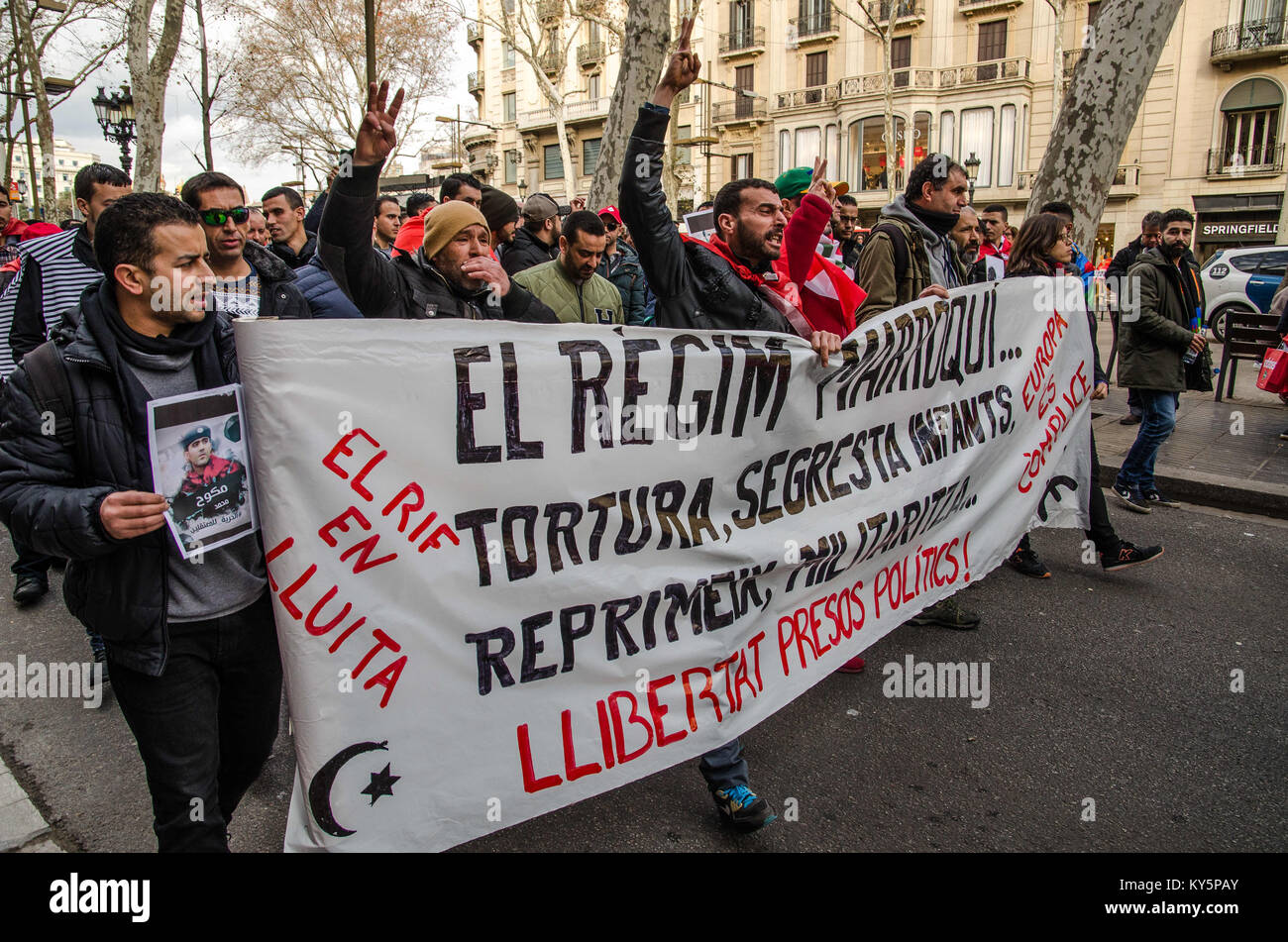 Barcelone, Catalogne, Espagne. 13 Jan, 2018. Le leader des manifestants mars transporte une grande bannière. Troisième mars à Barcelone par la résistance, de la liberté et de la justice du peuple du Rif. Frappant contre le Gouvernement du Maroc a commencé à la fin de l'année dernière 2017. En ce moment il y a plus de 300 prisonniers politiques détenus pour exiger la justice et le développement économique de la région, dans le Nord du Maroc. Credit : Paco Freire/SOPA/ZUMA/Alamy Fil Live News Banque D'Images