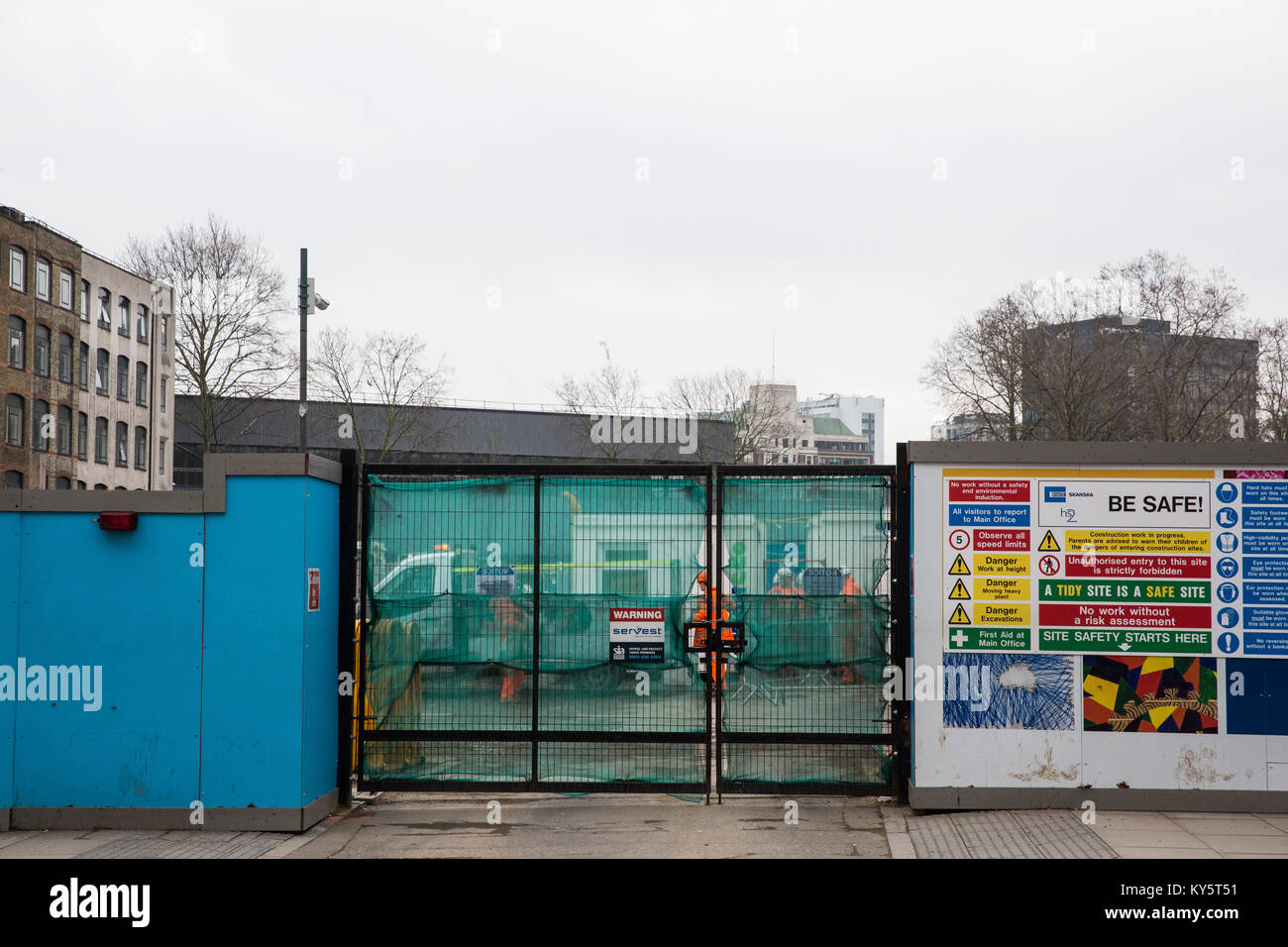 Londres, Royaume-Uni. 13 janvier 2018. Les portes du chantier de construction de l'ancien jardin de St James ont été fermées pour faciliter les travaux sur la liaison ferroviaire à grande vitesse HS2. Autour de 50 London plane, Common Ash, Italian Alder, Common Lime, Bird Cherry, Wild Cherry et Sugar Maple arbres dans St James's Gardens ont été abattus dans le cadre des préparatifs pour HS2 et une estimation de 30,000-60,000 corps seront exhumés du cimetière là. Crédit : Mark Kerrison/Alamy Live News Banque D'Images