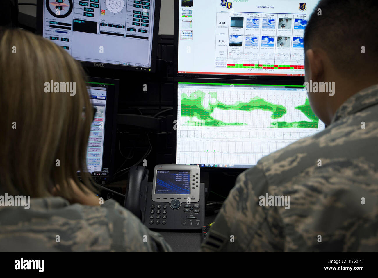 U.S. Air Force Tech. Le Sgt. Trisha Briggs, à gauche, et d'un membre de la 1re classe Anthony Ohara, droit, à la fois 35e Escadron de soutien des opérations, de l'étude des prévisions météorologiques et des écrans radars à Misawa Air Base, Japon, le 29 août 2017. Les capacités des radars : montrant lorsque la foudre est à moins de cinq milles marins de l'aérodrome et l'affichage de la pluie et la température de l'air. (U.S. Air Force Banque D'Images
