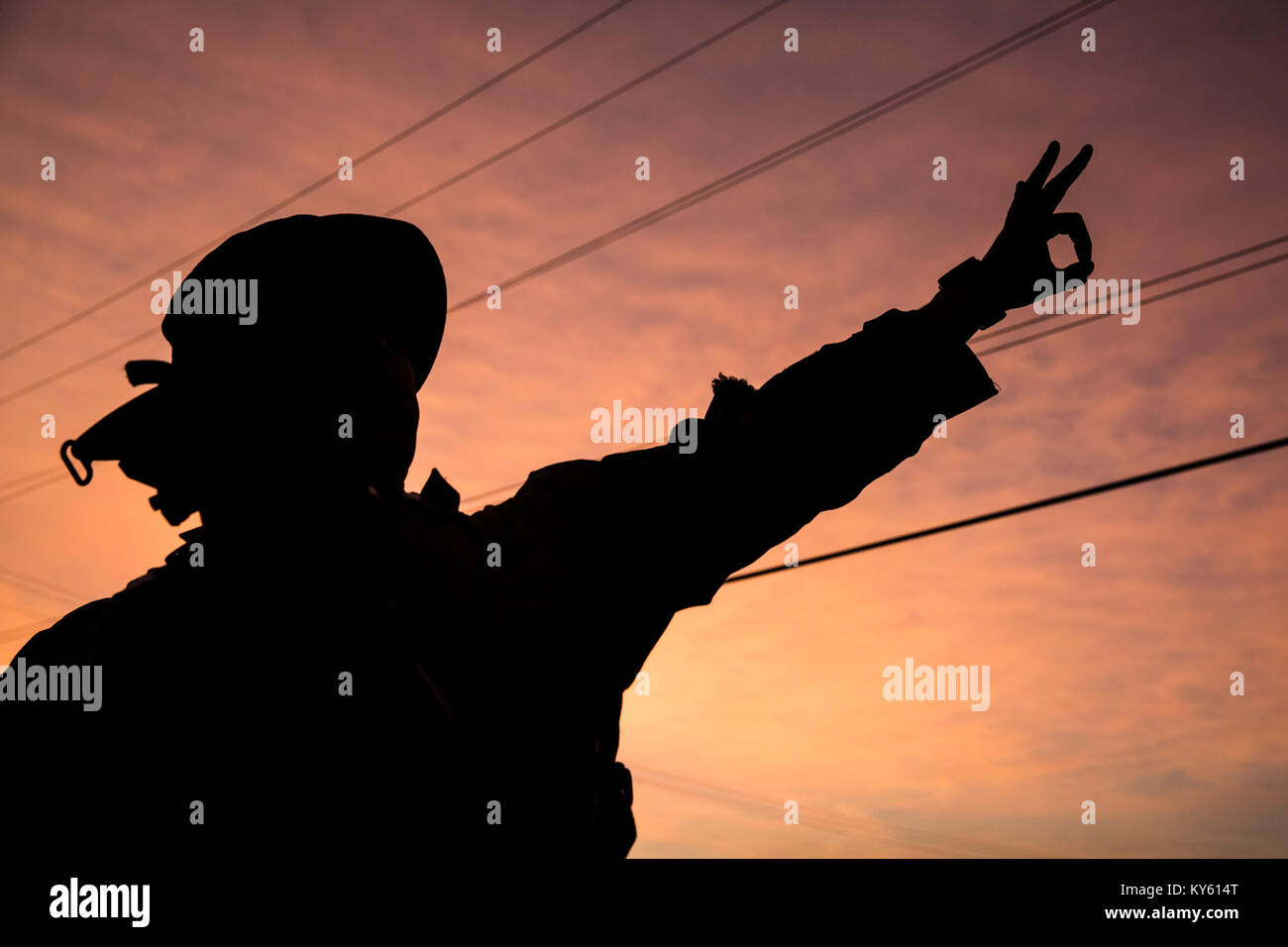 Les Marines américains auprès de la société G., 2e Bataillon, 8e Régiment de Marines, de procéder à une vingtaine de kilomètres de randonnée pédestre pendant un déploiement pour la formation (DFT) sur Fort AP Hill, Virginie, le 4 décembre 2017. (U.S. Marine Corps Banque D'Images