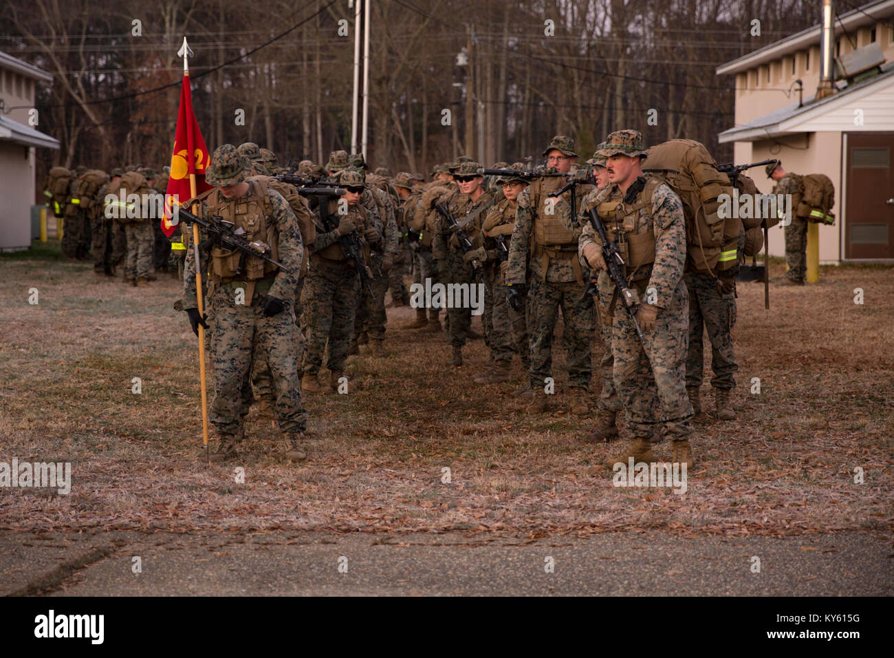 Les Marines américains auprès de la société G., 2e Bataillon, 8e Régiment de Marines, de procéder à une vingtaine de kilomètres de randonnée pédestre pendant un déploiement pour la formation (DFT) sur Fort AP Hill, Virginie, le 4 décembre 2016. (U.S. Marine Corps Banque D'Images