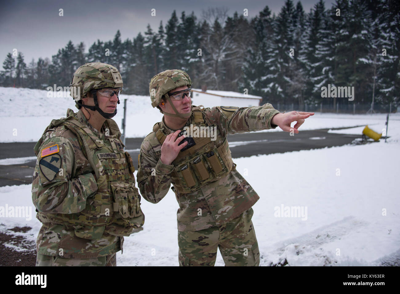 Des soldats américains avec 615e Bataillon de soutien à l'aviation, 1 Air Cavalry Brigade conduite M9 pistolet de combat à la qualification Gamme Oberdachstetten complexe. Ansbach, Allemagne, le 19 décembre 2017. (U.S. Army Banque D'Images